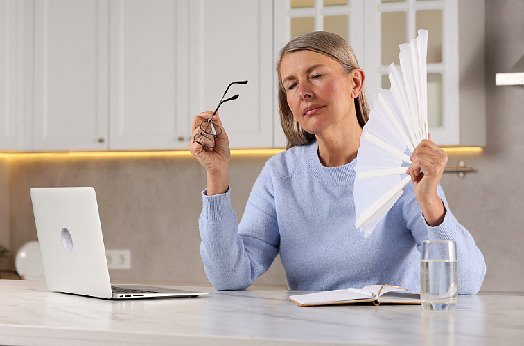 Jak zvládnout menopauzu s vějířem